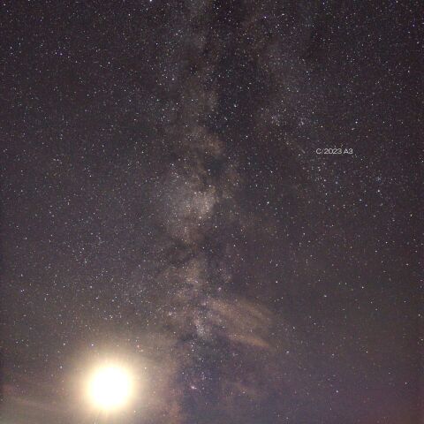 天の川にたたずむ月と金星、そして彗星（11月6日）