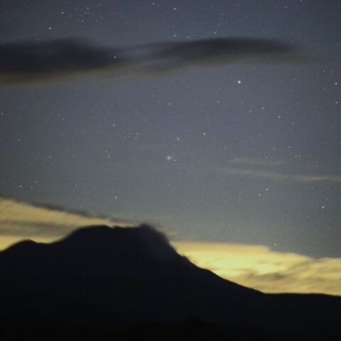 雄阿寒岳にかかるレモン彗星(C/2025 R2）
