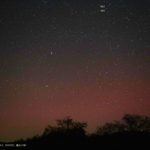 オーロラの海に浮かぶM81とM82
