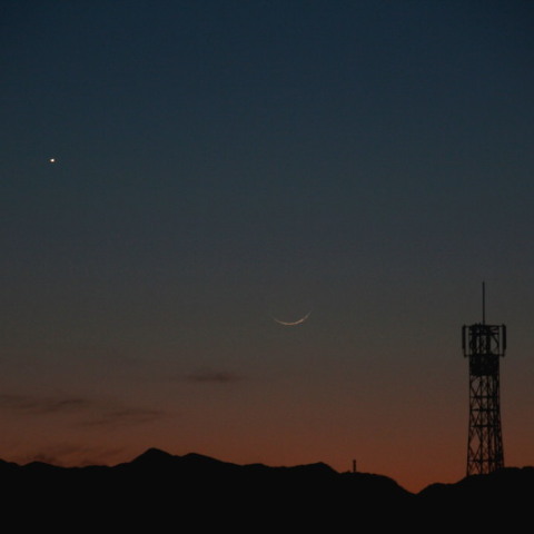 宵の明星と月齢0.9