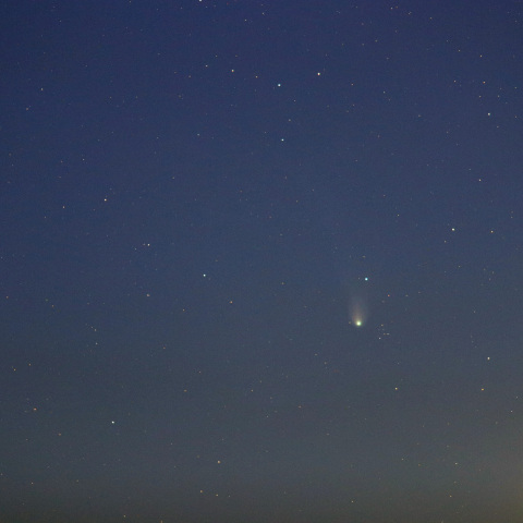 4/10のポン・ブルックス彗星と月(月齢1.7)