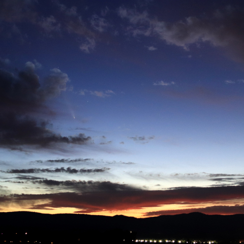 10/14(月) 夕焼けと町灯りと彗星