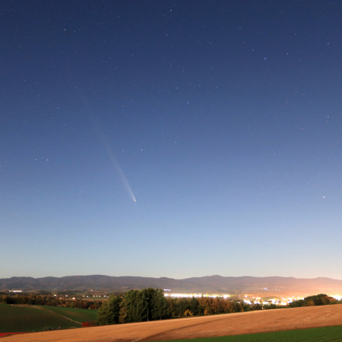 10/16(水) 美瑛の町灯りと彗星