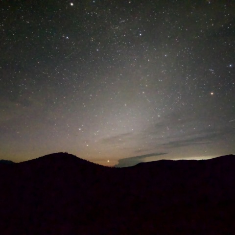 夜明け前のオリオン座と黄道光
