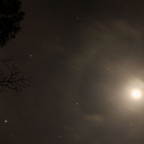 雲間に冬の星座達&月