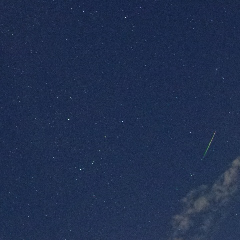 アンドロメダ座を流れる ペルセウス座流星群 の流星
