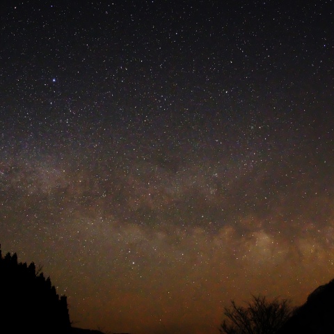 山あいに現れた夏の大三角、天の川