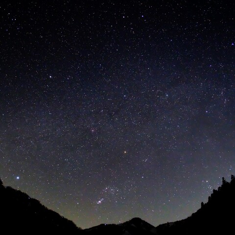山あいに沈む冬の大三角、天の川
