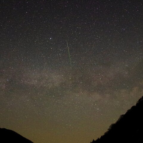 山あいの夏の大三角、天の川、流星