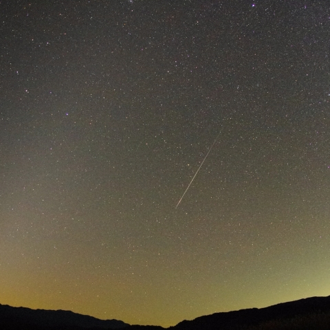 黄道光とオリオン座流星群の流星　