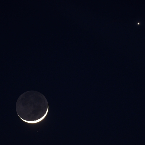 月 (月齢2.1) と 金星の接近