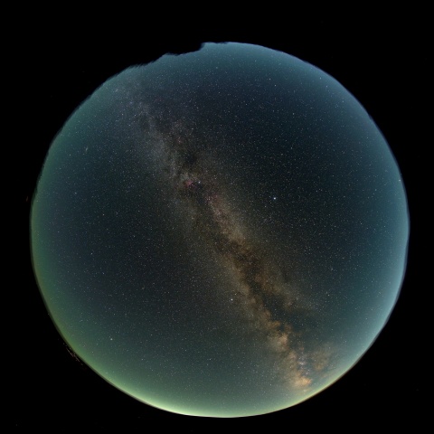 夜空を二分する夏の天の川