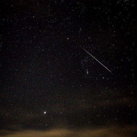 ふたご座流星群　オリオンを貫く銀の矢