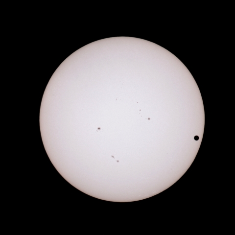  金星の太陽面通過中