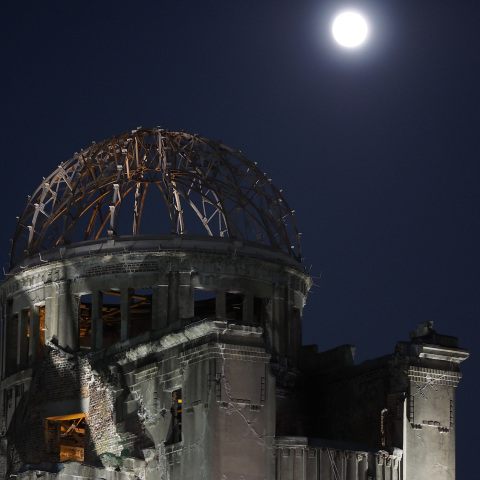 月明かりの原爆ドーム