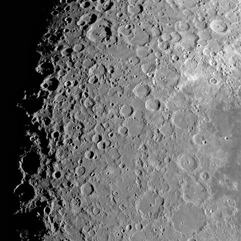 下弦の月面中央付近