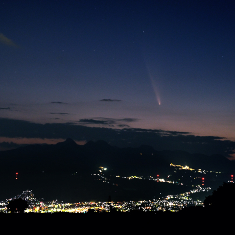 榛名山に沈む紫金山・アトラス彗星（2024/10/13）
