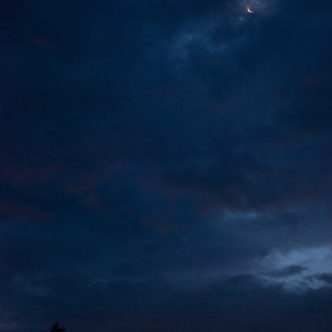 雲間に見えた月と金星