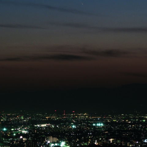 東京都庁から見たパンスターズ彗星