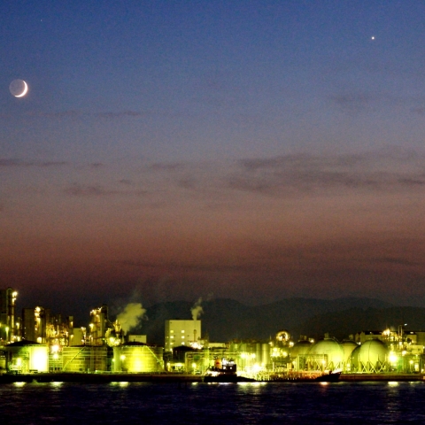 工場の上に輝く金星と地球照の月