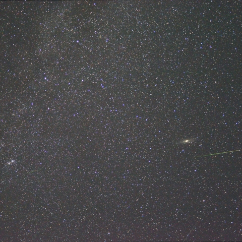 アンドロメダ銀河とカシオペア座と流星