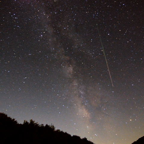 天の川に沿って流れる流星