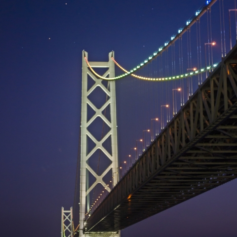 明石海峡大橋の上の火星とアンタレス