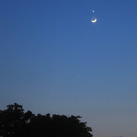 夕空の金星と月