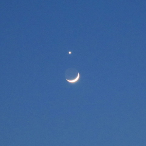 青い中に輝く月と金星