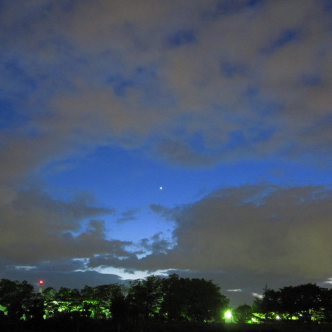 雲間に輝く金星