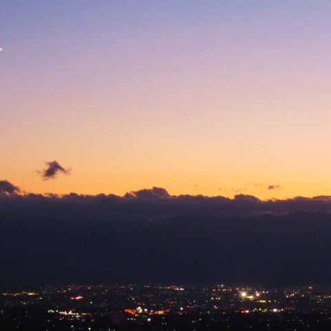 甲府盆地の夕景と金星