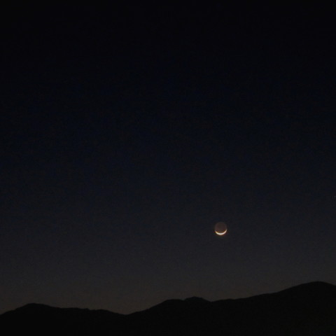 南アルプスに沈もうとする三日月