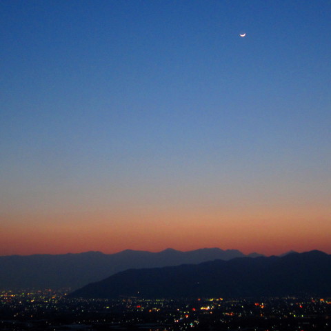 甲府盆地の夕景と三日月