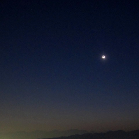 甲府盆地の夜景と三日月