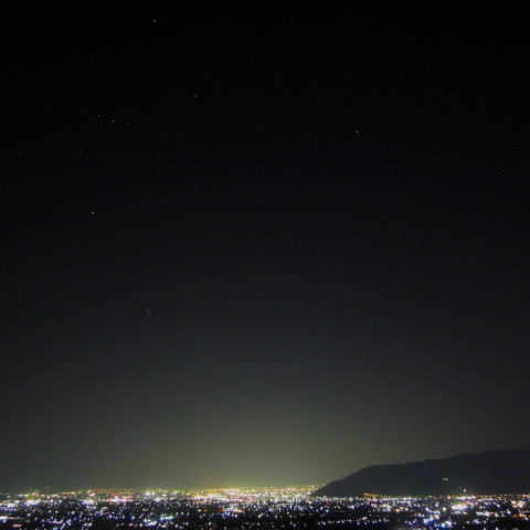 夜景とオリオン座と三日月