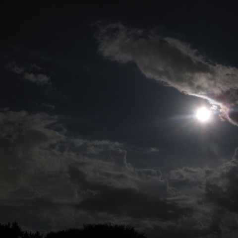雲間に輝く満月