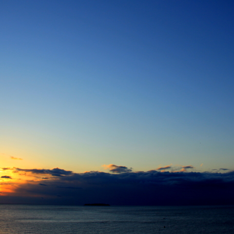 日の出と月齢25.8の月