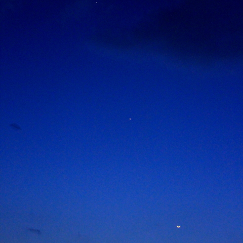 夕空の月と金星そして木星