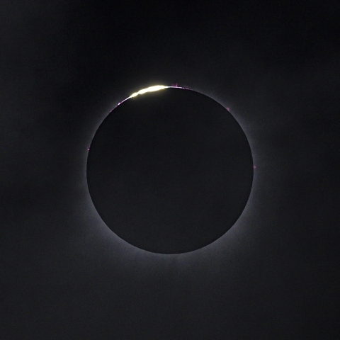 皆既日食2024年4月8日［第２接触時のダイヤモンドリング］