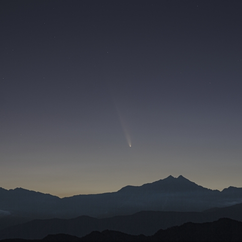 北アルプス鹿島槍ヶ岳上空の紫金山・アトラス（C/2023 A5）彗星―１