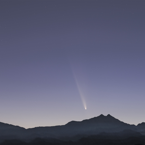 北アルプス鹿島槍ヶ岳上空の紫金山・アトラス（C/2023 A5）彗星―２