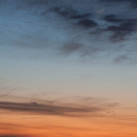 細い月(月齢1.3)と金星