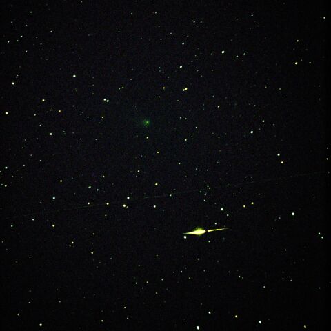 ZTF彗星(C/2022E3)と人工衛星の噴射光?