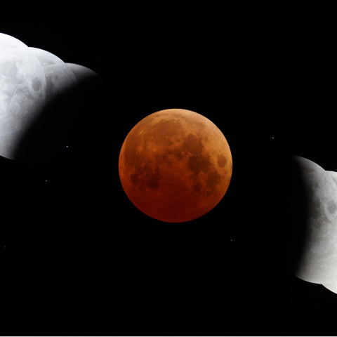 皆既月食による、地球の影