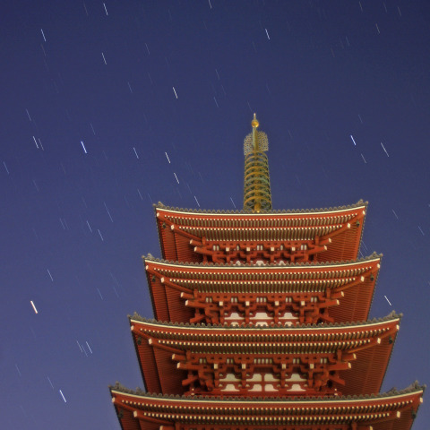 浅草寺五重塔上空に輝く、ふたご座