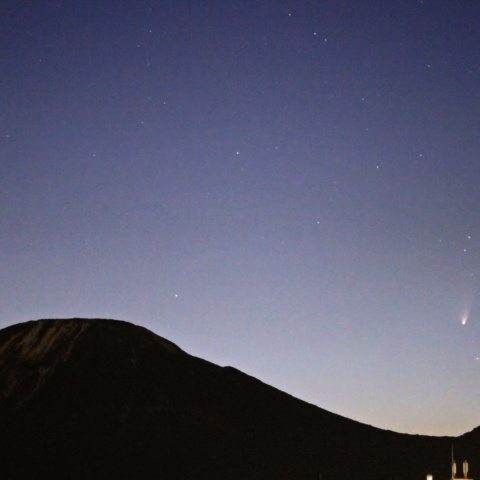 日光の宵空に輝くパンスターズ彗星