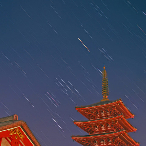 浅草寺五重塔に沈むオリオン