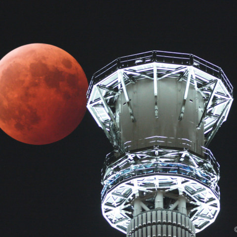 スカイツリー最上部越しの皆既月食と天王星