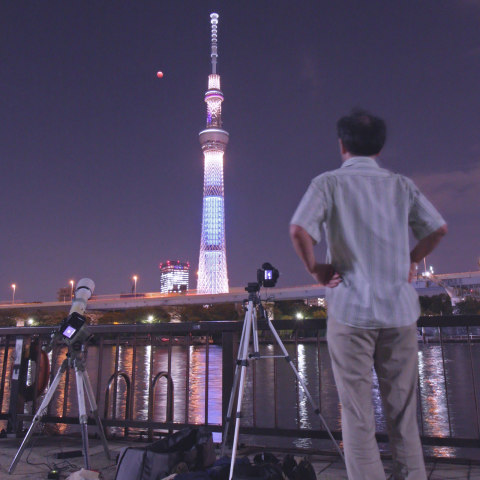 スカイツリー『粋』越しの皆既月食を望む