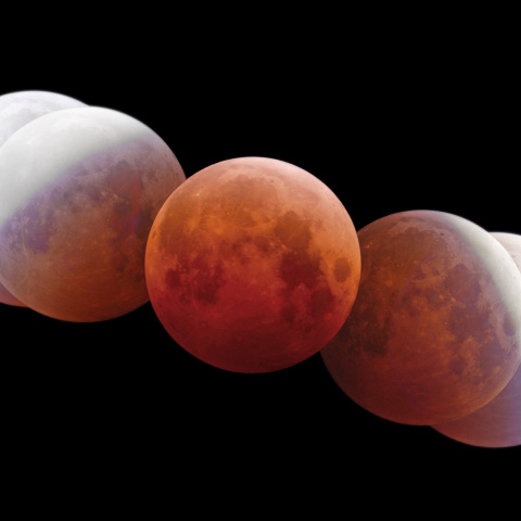 皆既月食が描き出した地球の影